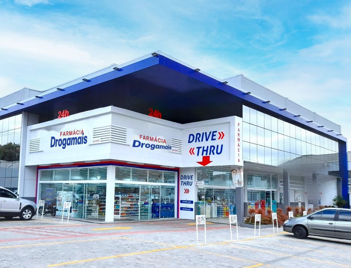 Farmácia de rede com drive-thru e estacionamento